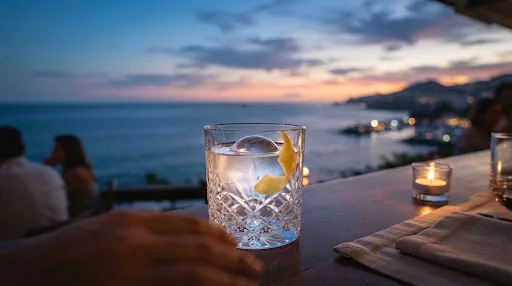 Drink ao pôr do sol diante da praia